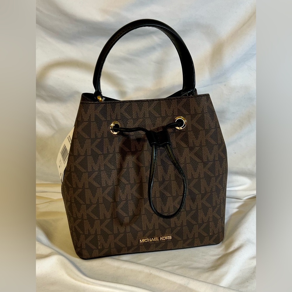 New Michael Kors Suri
Medium Bucket Messenger
Bag